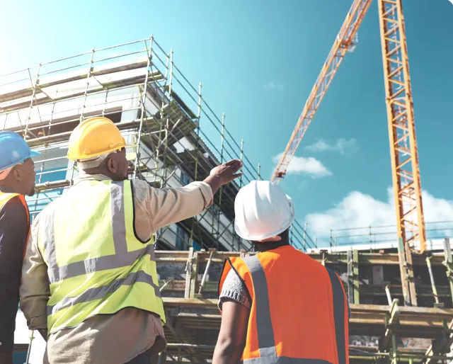 Equipe técnica em um canteiro de obras da Cury