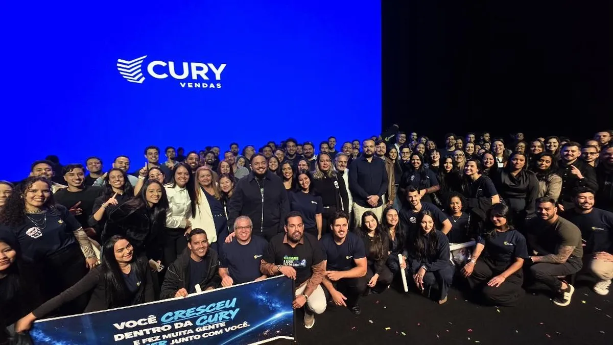 Equipe de corretores em evento da Cury Vendas